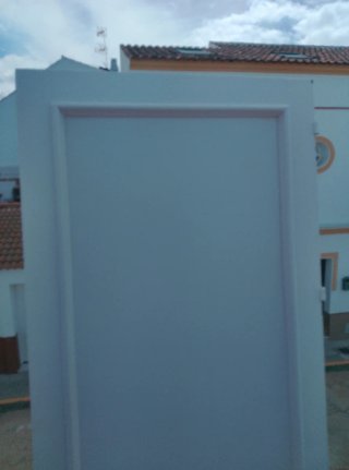 Puertas antiguas de madera blancas