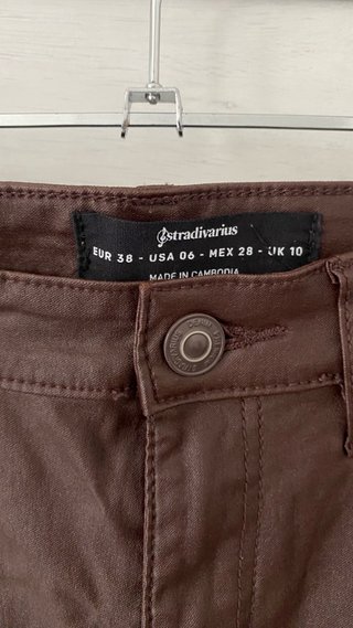 Pantalón efecto encerado Zara marrón
