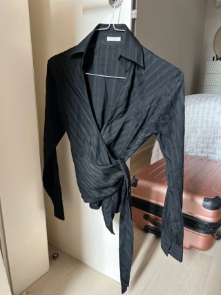Camisa negra a rayas