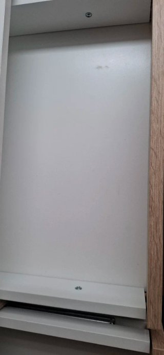 Escritorio blanco con estantería y silla