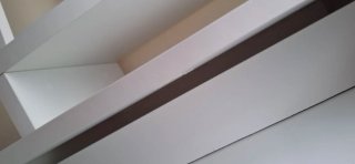 Escritorio blanco con estantería y silla