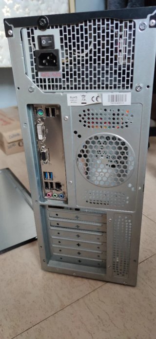 Caja ordenador sobremesa despiece con placa base
