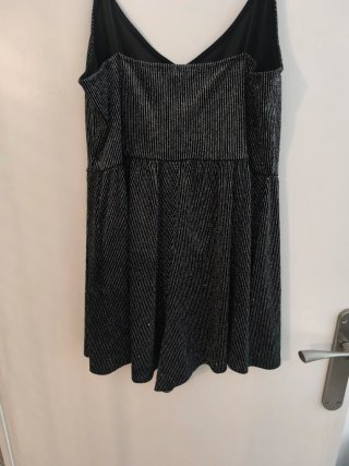 Vestido corto negro con brillos topo short