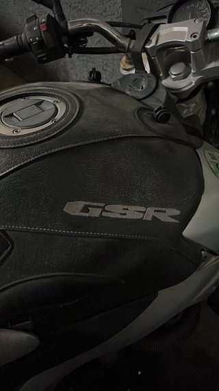 Suzuki GSR 600 Negra y Plata