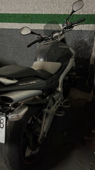 Suzuki GSR 600 Negra y Plata
