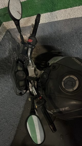 Suzuki GSR 600 Negra y Plata