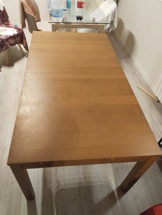Mesa de comedor de madera