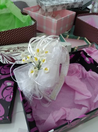 Diademas blancas y beige con flores y pedrería.