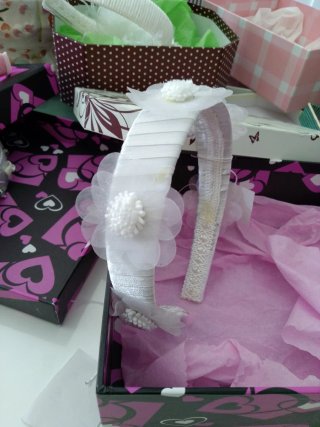 Diademas blancas y beige con flores y pedrería.