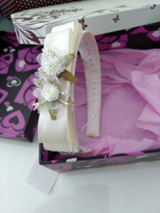 Diademas blancas y beige con flores y pedrería.