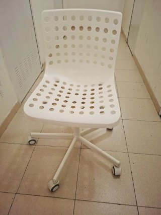 Silla de oficina blanca con ruedas