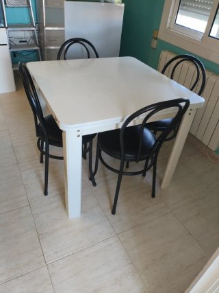 Mesa blanca extensible y 4 sillas metálicas
