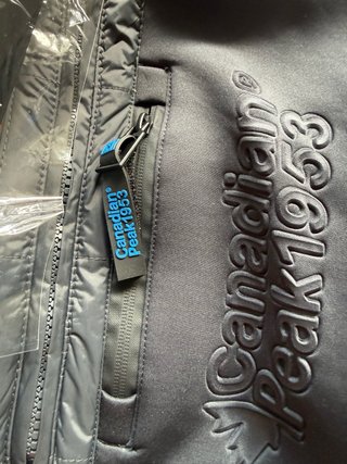Chaqueta Canadian Peak Gris con etiqueta