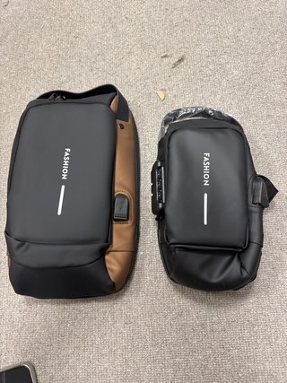 Bolso bandolera negro con USB