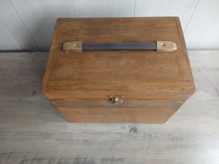 Baúl antiguo de madera y metal