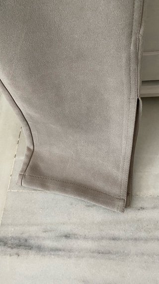 Pantalón efecto piel vuelta Zara beige