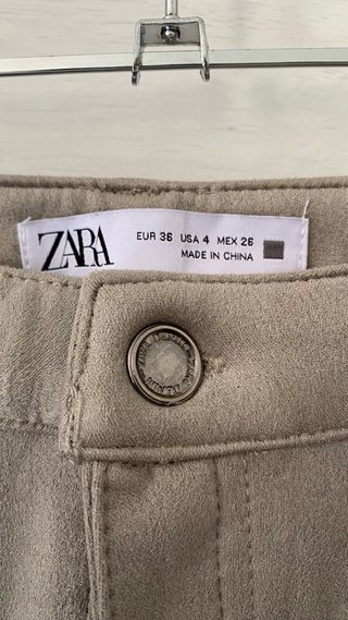 Pantalón efecto piel vuelta Zara beige