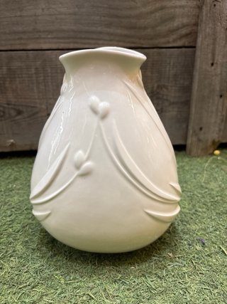 Jarrón blanco de porcelana con relieve