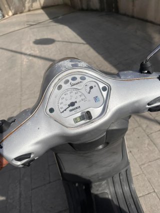 Piaggio Vespa LX50 Plata con Cesta azul