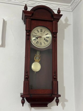 Reloj de pared antiguo de madera