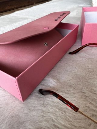 Gafas Miu Miu doradas y marrones