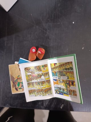 - Plastoy estatua Asterix pila cómics