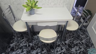 Mesa cocina extensible + 2 sillas y taburete