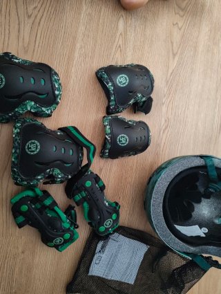 Casco y protecciones skate niño