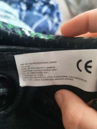 Casco y protecciones skate niño