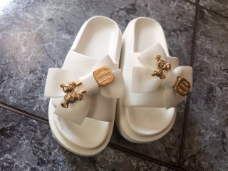 Zapatillas verano blancas con lazo dorado