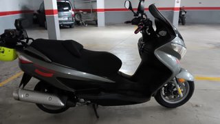 Suzuki Burgman Gris Maxi Scooter