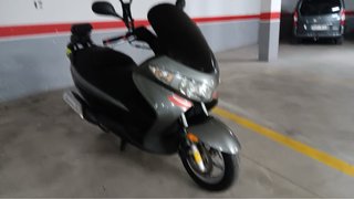 Suzuki Burgman Gris Maxi Scooter