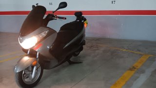 Suzuki Burgman Gris Maxi Scooter