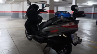 Suzuki Burgman Gris Maxi Scooter