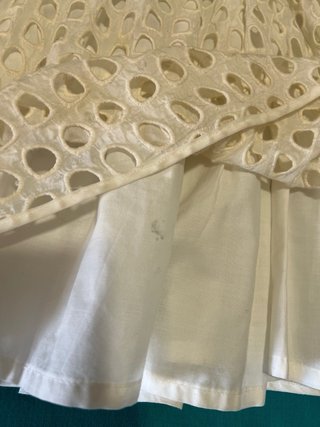 Vestido de fiesta blanco y zapatos beige