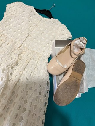 Vestido de fiesta blanco y zapatos beige