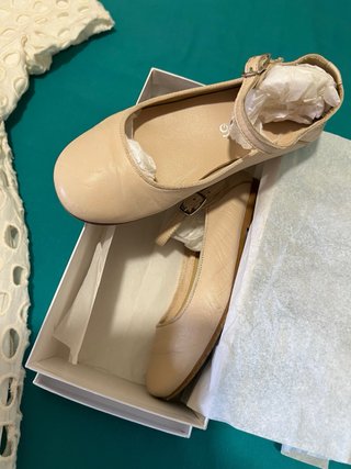 Vestido de fiesta blanco y zapatos beige