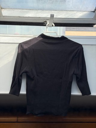 Camiseta negra cuello alto manga 3/4