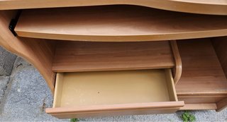 Mesa escritorio madera de ordenador con bandeja.