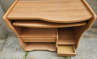 Mesa escritorio madera de ordenador con bandeja.