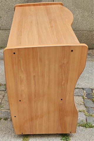 Mesa escritorio madera de ordenador con bandeja.
