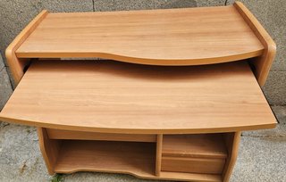 Mesa escritorio madera de ordenador con bandeja.