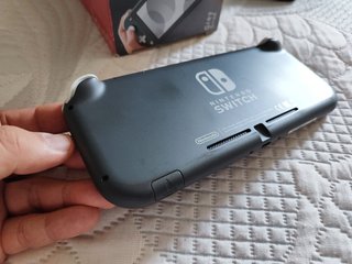 Nintendo Switch Lite e Pokemon Spada
