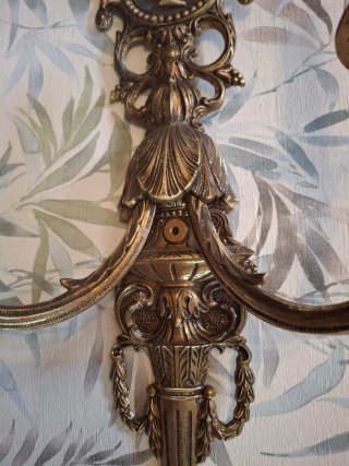 Aplique de bronce con figura