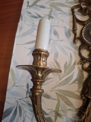 Aplique de bronce con figura