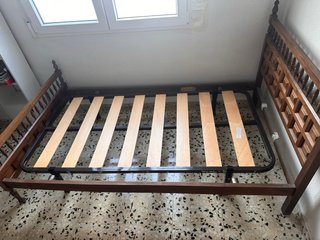 Cama de madera y metal