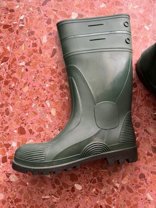 Botas, palas y rastrillos