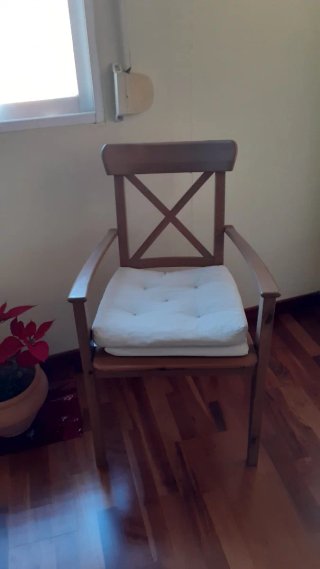Silla Ikea con brazos, madera. Regalo el cojín.