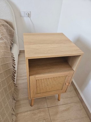 Mesita de noche de madera y ratán