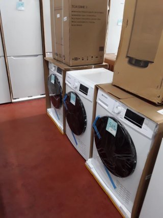 Secadora blanca con detalles de embalaje desde